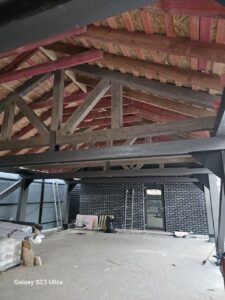 Навес-гараж изнутри — фермы, прогоны и стойки из клееного бруса