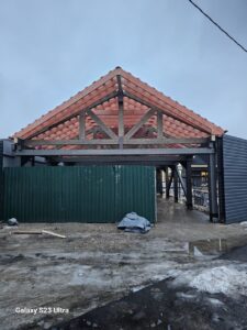 Торец навеса-гаража с фермой из клееного бруса