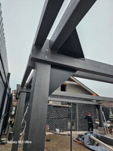 Узел каркаса: стойка, балки и укосины на стальных пластинах